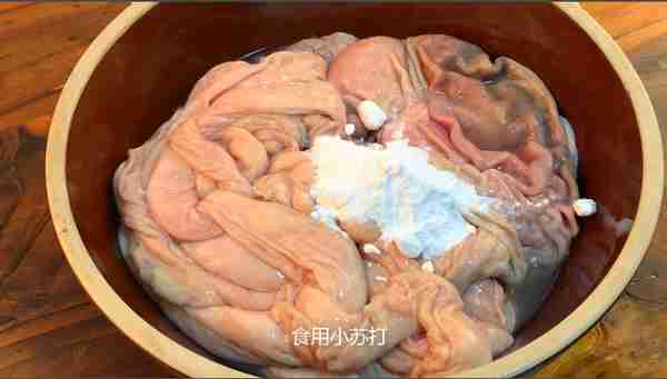 清洗猪大肠时，加盐加面粉都不对！用“它”洗，又快又干净