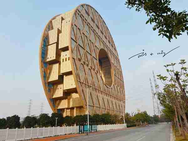 广州有个“造型奇葩”的地标建筑，像个大金币，好多游客觉得太土