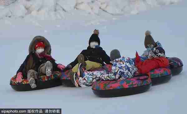 北京雪场陆续开门迎客，有些班车接送，还能免费教滑雪！