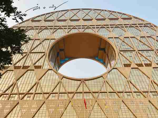 广州有个“造型奇葩”的地标建筑，像个大金币，好多游客觉得太土