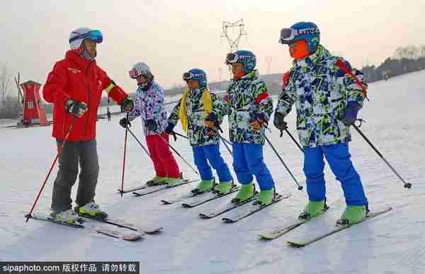 北京雪场陆续开门迎客，有些班车接送，还能免费教滑雪！