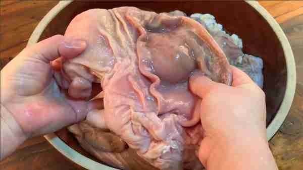 清洗猪大肠时，加盐加面粉都不对！用“它”洗，又快又干净