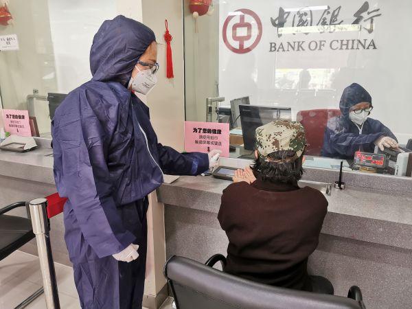 武汉11家银行近百个网点恢复营业