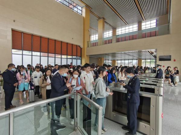 云南：铁路短途客流旺盛 返程客流高峰来临