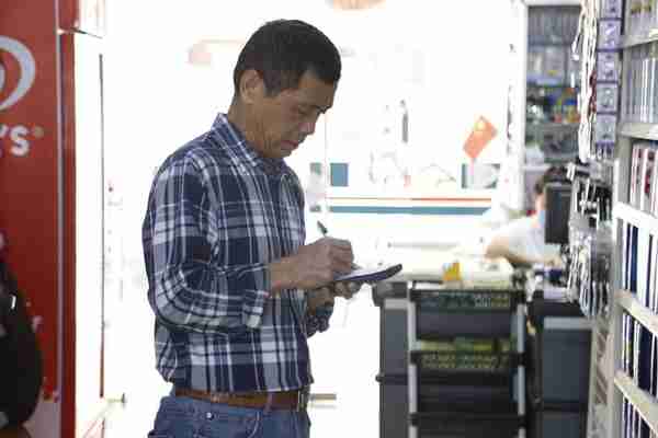 外国人也爱吃螺蛳粉？62岁武汉大叔闯迪拜开超市专卖中国货，日均营业额30万！