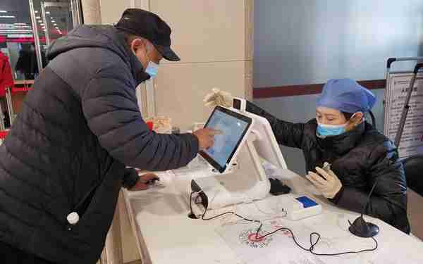 刷身份证、社保卡、养老卡可查健康状态，北京这项试点方便老年人
